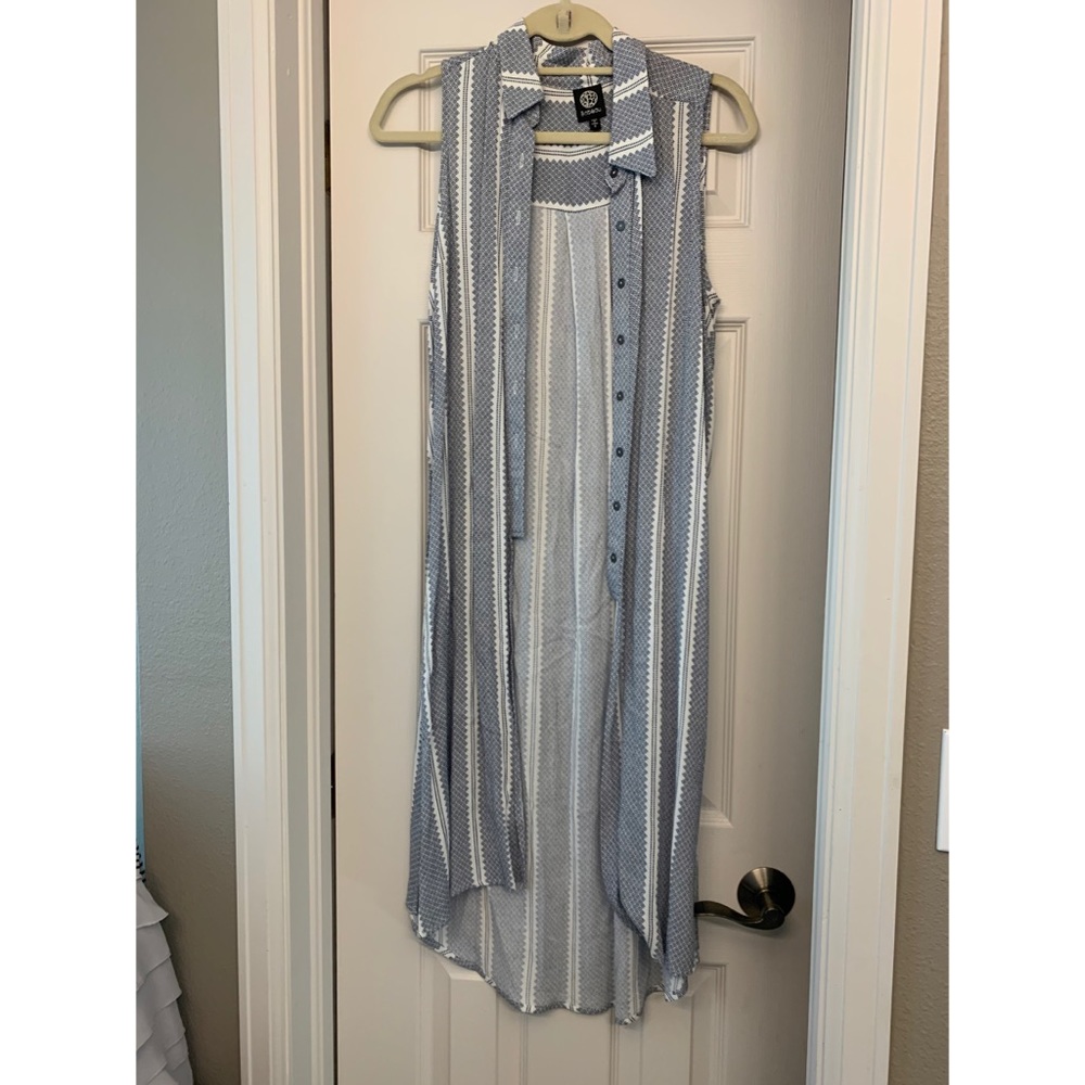 Trendy Women’s sleeveless patterned blouse